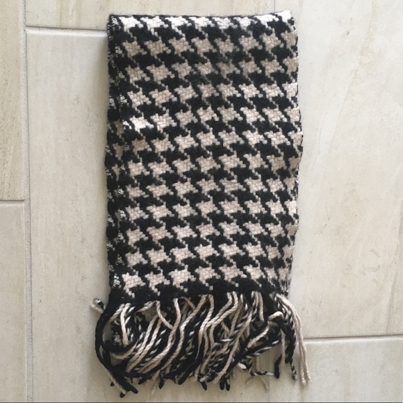 Banana Republic Accessories - Banana Republic Houndstooth Scarf